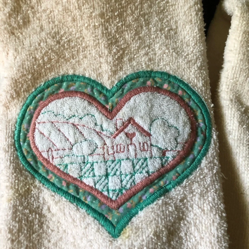7468 VTG Embroidered Heart Hand Towels Set 2 Fringe Cream Pink Green Made USA